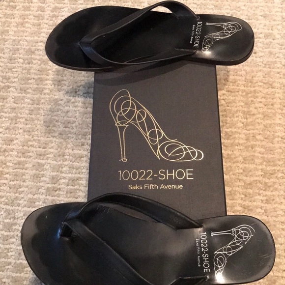 SAKS FIFTH AVENUE leather flip flop, size 6 - Picture 4 of 4